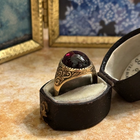 Vintage 9K Gold Garnet Cabochon Ring In Floral Setting Size 6.75 - Picture 10 of 16